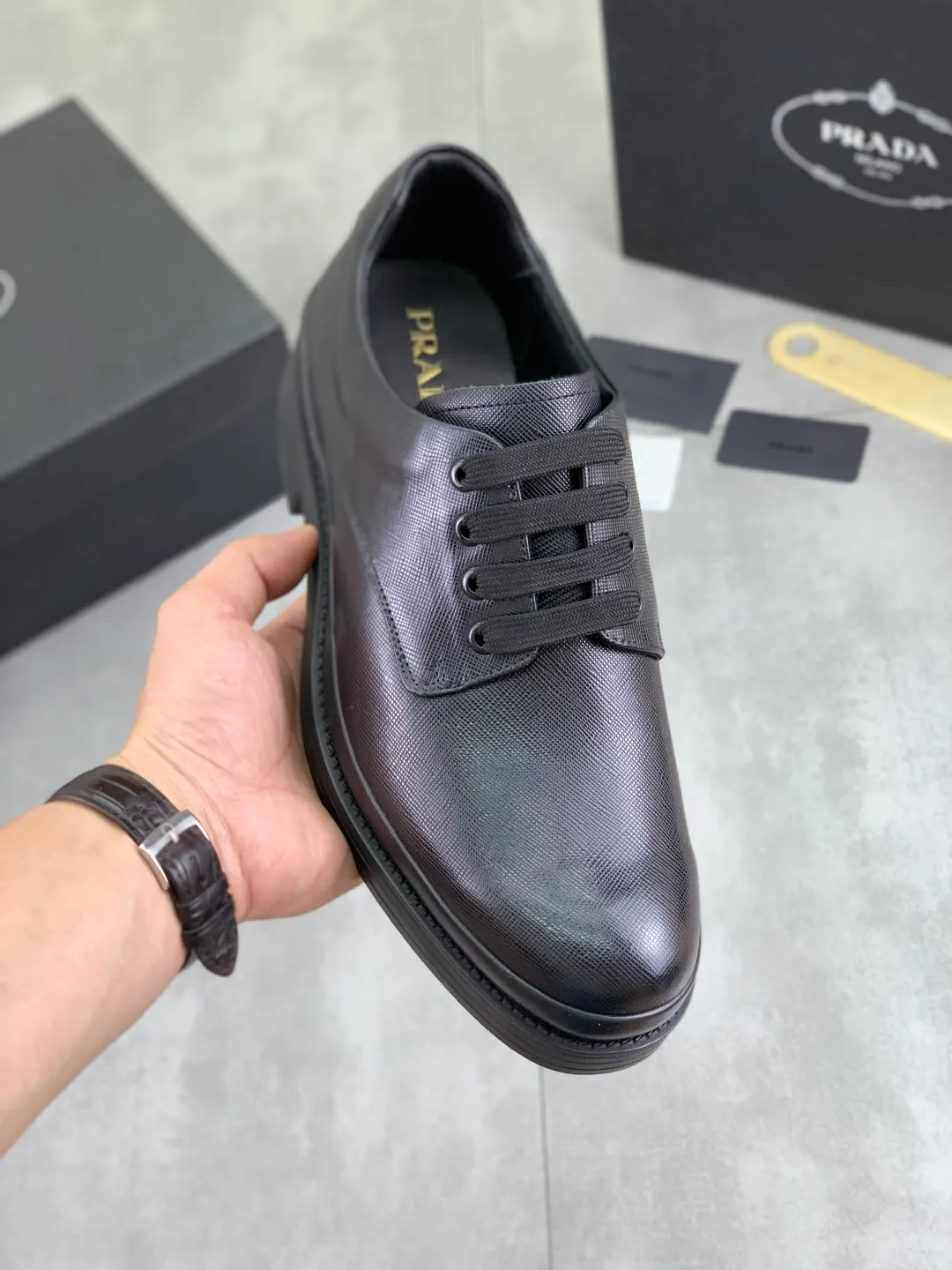 Men's shoes 💰P540 New PRADA Prada spring new casual leather shoes Original purchase, development and production Prada Men's Classic Series Technological breathable fabrics with cowhide Casual sports shoes Casual sports dad shoes combine high-tech breathable materials and cowhide, with exclusive button decoration on the sides. The outsole is full of P italic design and bright colors to show vitality and continue the brand design inspiration. Stroll around the city lightly and feel free and comfortable. Delivered in exquisite packaging 🛍📦 ▪️Material: original customized calfskin with breathable material ▪️Inner lining: cowhide lining ➕cowhide feet ▪️Outsole: open-molded TPU rubber material ▪️Sole thickness: 3.5CM ▪️Size: Men's 38-44 (45 can be customized) Multiple colors available